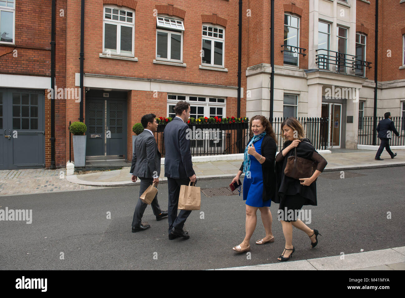 Londra, Regno Unito. Cancellieri durante la pausa pranzo, Mayfar. Foto Stock