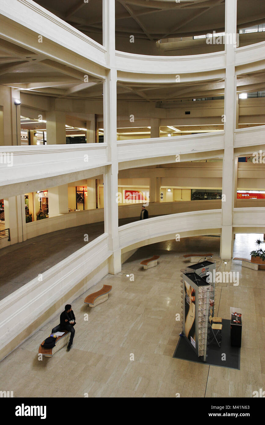 L'Italia, Regione Piemonte, Città di Torino, Lingotto nella vecchia fabbrica di automobili Fiat convertita in un centro commerciale, l'approccio rampa verso la vecchia pista di prova sul tetto dell'edificio per Foto Stock