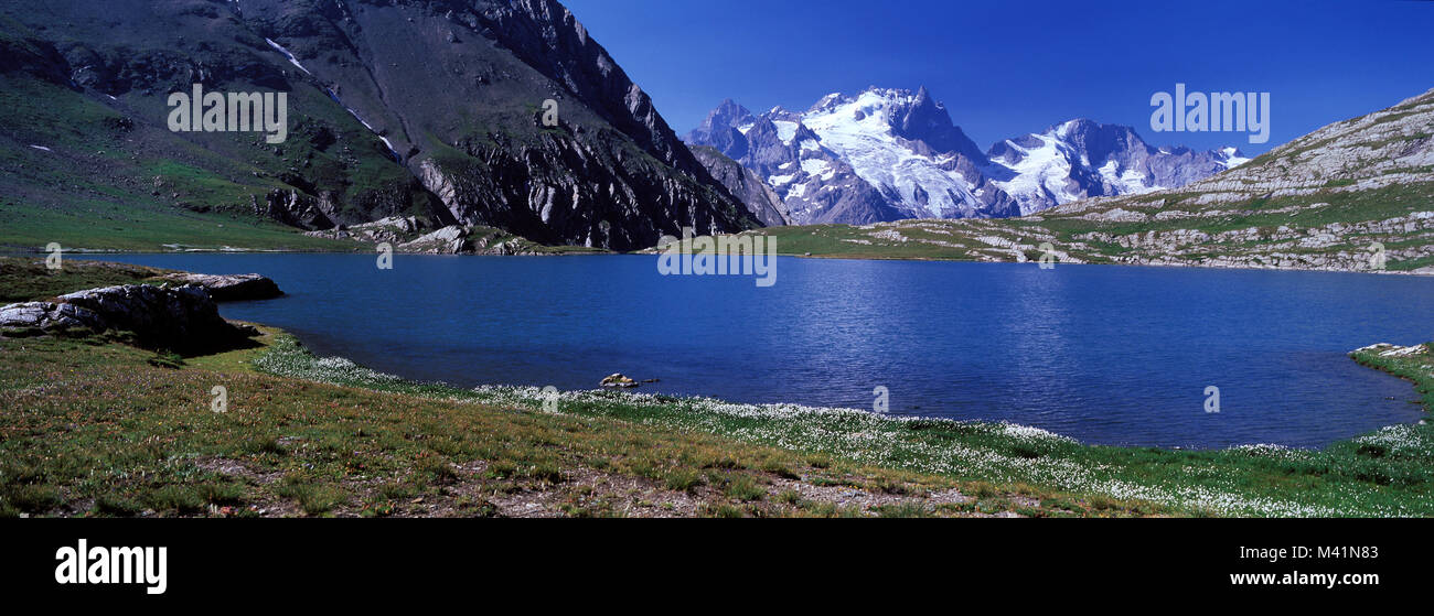 Francia, Hautes Alpes, lago di Goleon nel massiccio dell'Oisans e la Meije in background Foto Stock