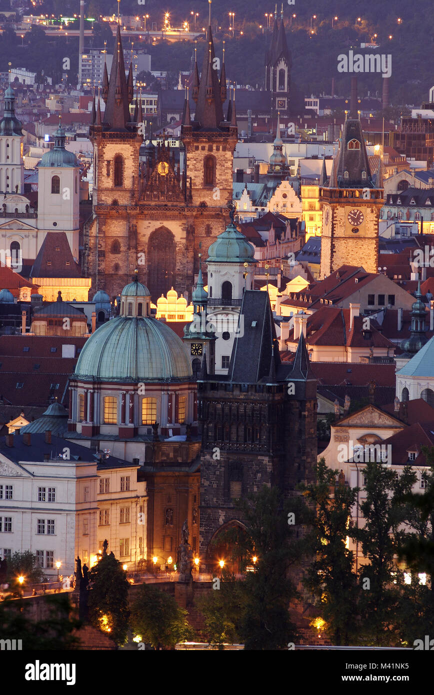 Repubblica Ceca, Praga, il Ponte Carlo e la Stare Mesto (Città Vecchia) visto dalla collina di Petrin Foto Stock