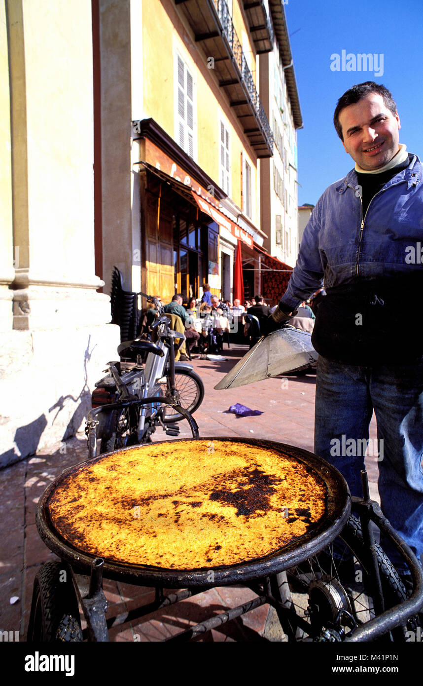 Francia, Alpes Maritimes, Nizza, patrimonio mondiale dell'UNESCO, deliveryman della socca, torta piatta e specialità della regione Foto Stock