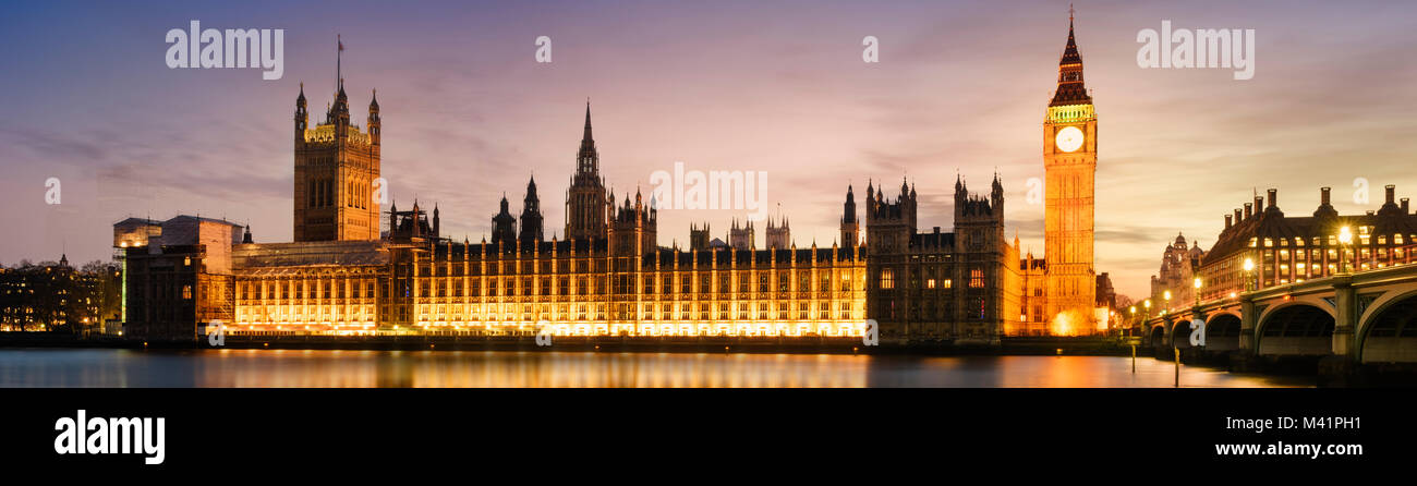 Il Big Ben e Westminster Bridge al tramonto, London, Regno Unito Foto Stock