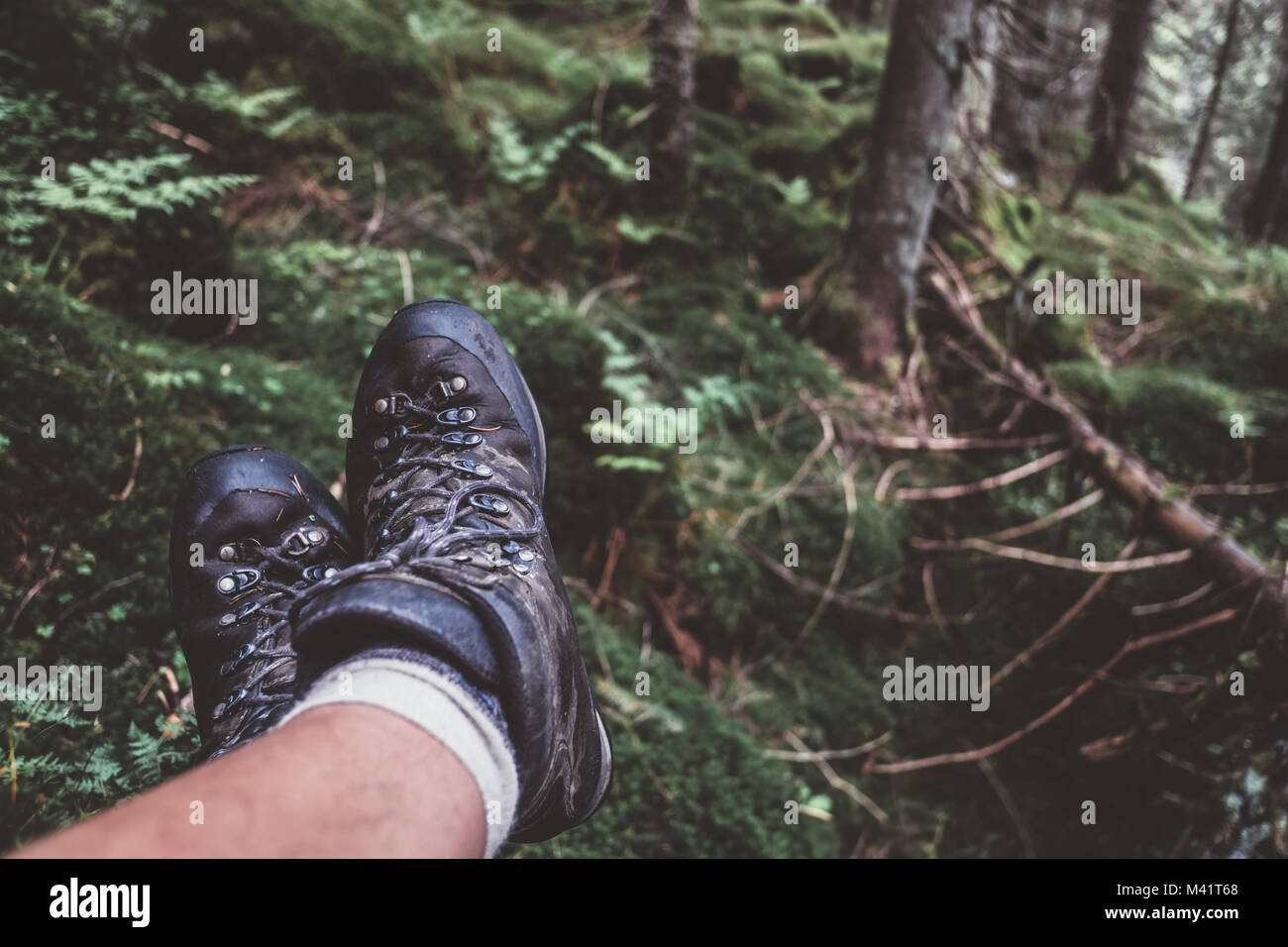 L'uomo le gambe in scarpe da trekking Foto Stock