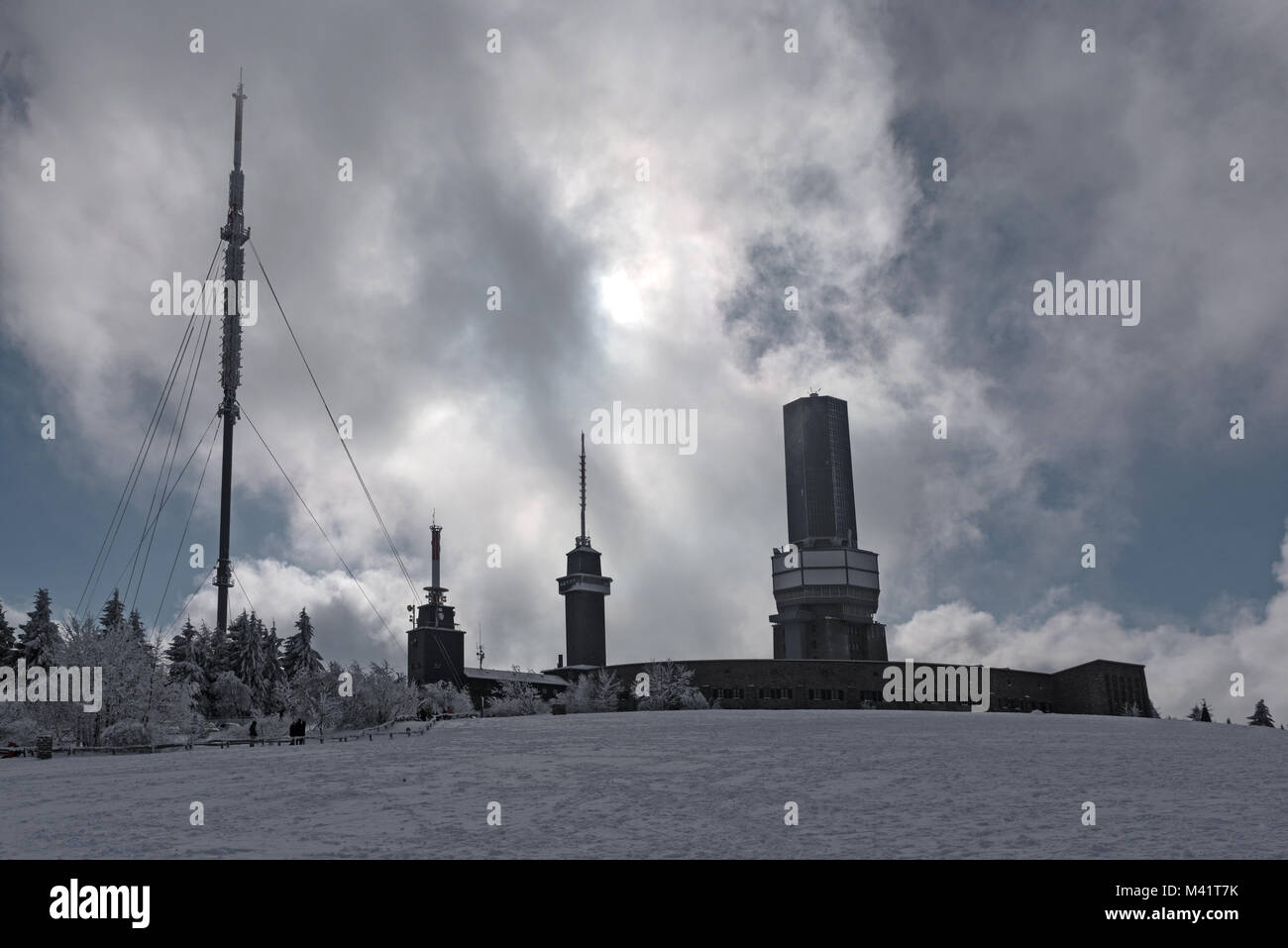 Stazioni di trasmissione sul Monte Feldberg nel Taunus in inverno, Hesse, Germania Foto Stock