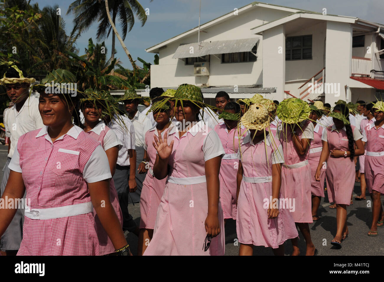 Sfilata Tuvaluans attraverso Funafuti durante l annuale Giornata Independance celebrazioni Foto Stock