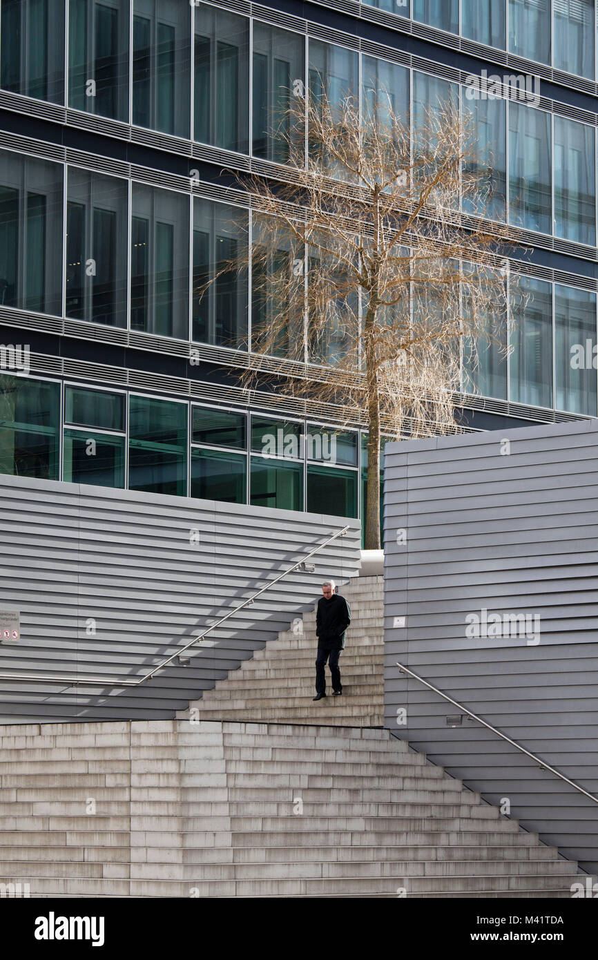 L'Europa, in Germania, in Renania settentrionale-Vestfalia, Colonia, scale presso la piazza Kennedy presso la Lanxess Torre nel quartiere Deutz. Europa, Deutschland, Nordr Foto Stock