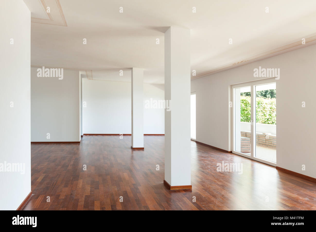 Appartamento interno, grande soggiorno con colonne Foto Stock