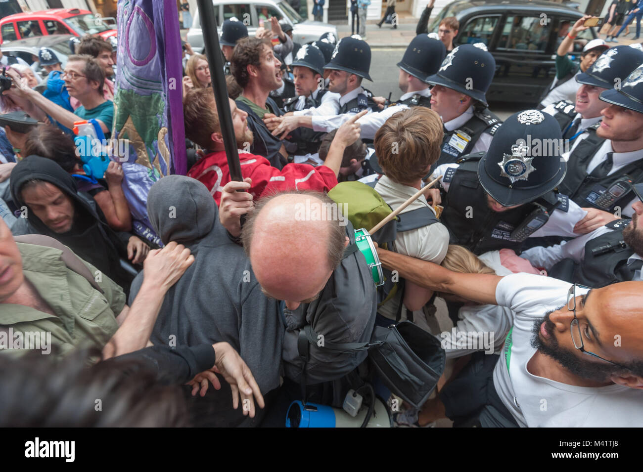 Le cose vanno un po' confuse, come i manifestanti continuano a difendere il loro diritto di protestare e la polizia li spingono all'indietro. Foto Stock