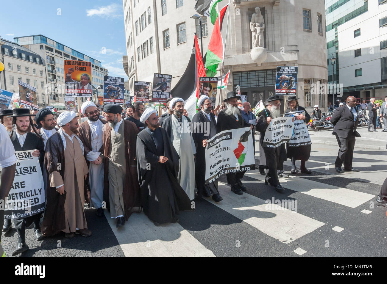 Chierici musulmani e anti-sionista Neturei Karta ebrei portano il marzo come passa la BBC. su di Al Quds giorno marzo a Londra. Molti sono scontenti per la pro-sionista di copertura della BBC. Foto Stock