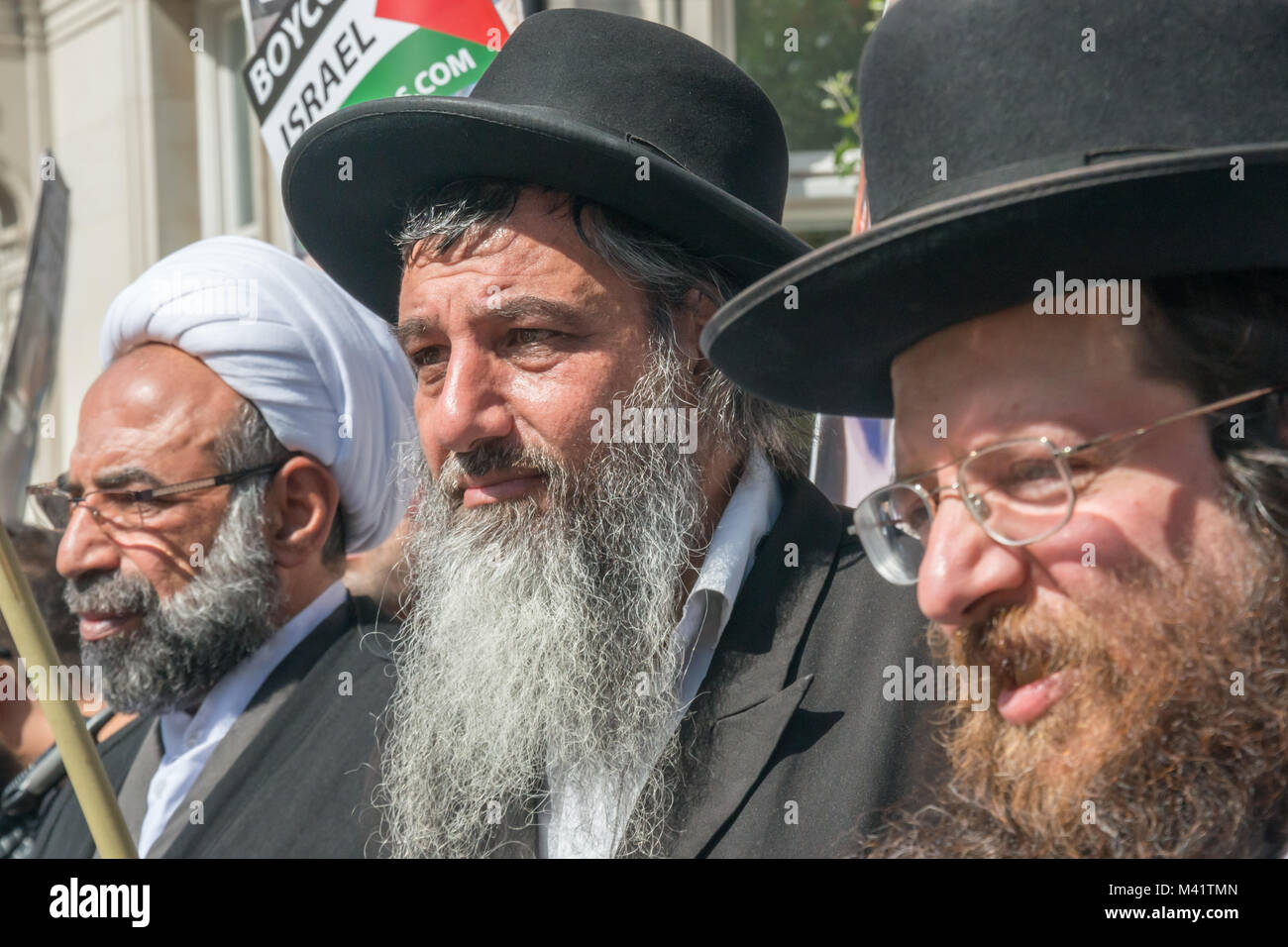 Un musulmano leadera e anti-sionista Neturei Karta Jewa a fronte di Al Quds giorno marzo a Londra. Foto Stock