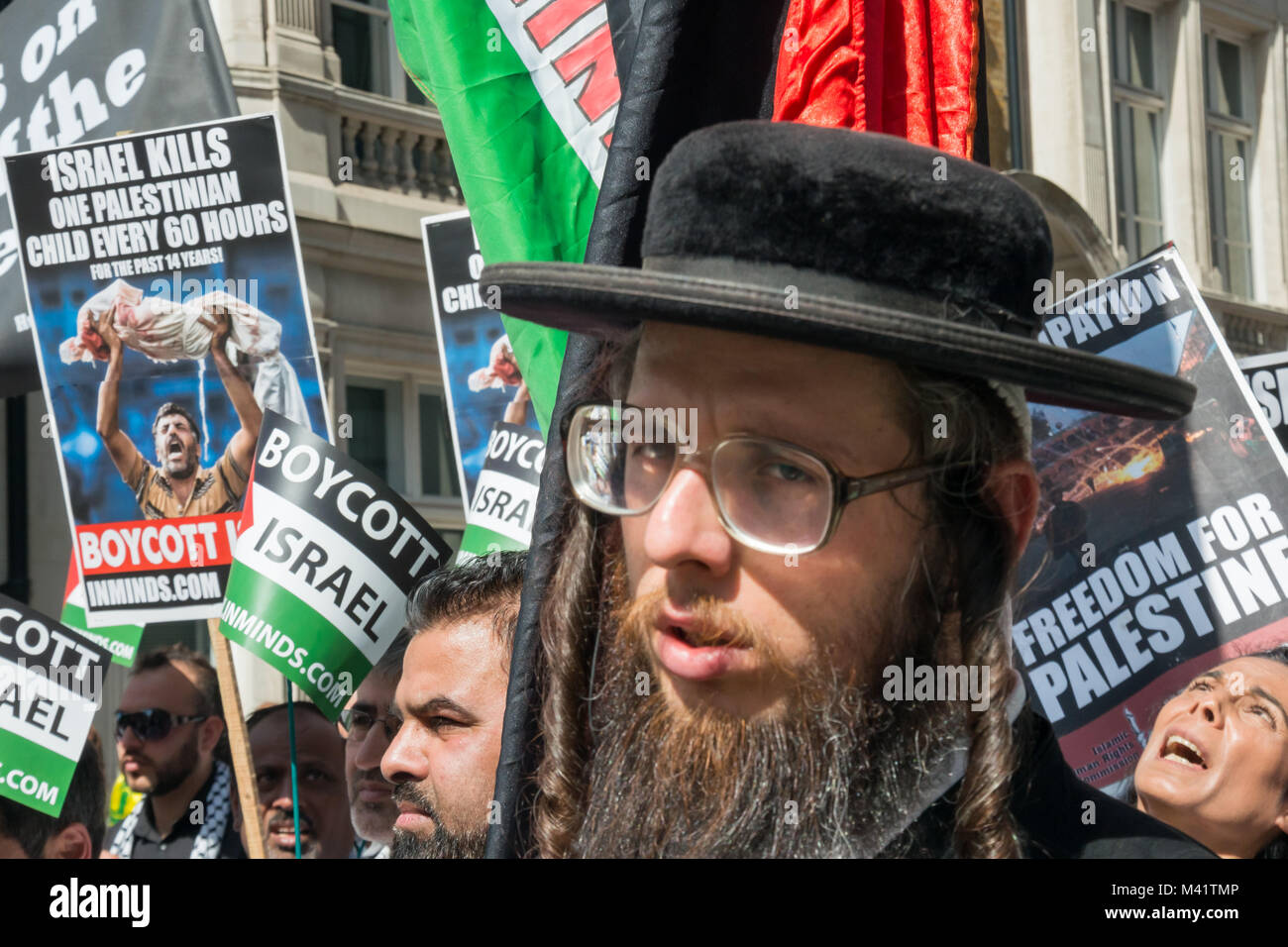 Un anti-sionista Neturei Karta Jewat l'inizio di Al Quds giorno marzo a Londra. Foto Stock