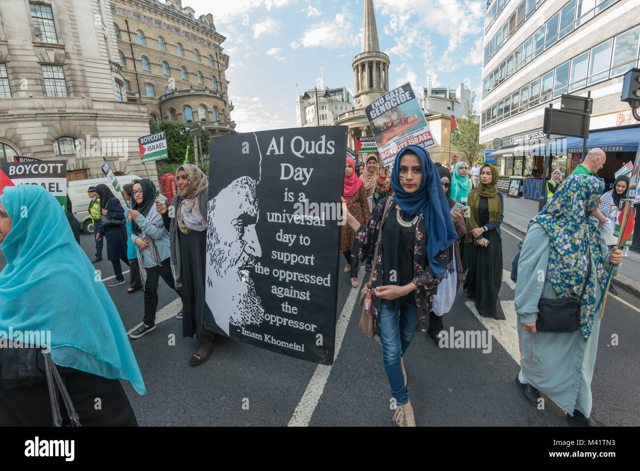 'Al Quds Day è una giornata universale per supportare gli oppressi contro l'oppressore' - le parole dell'Imam Khomeini che ha fondato il rispetto della giornata sono portati su un poster in marzo. Foto Stock