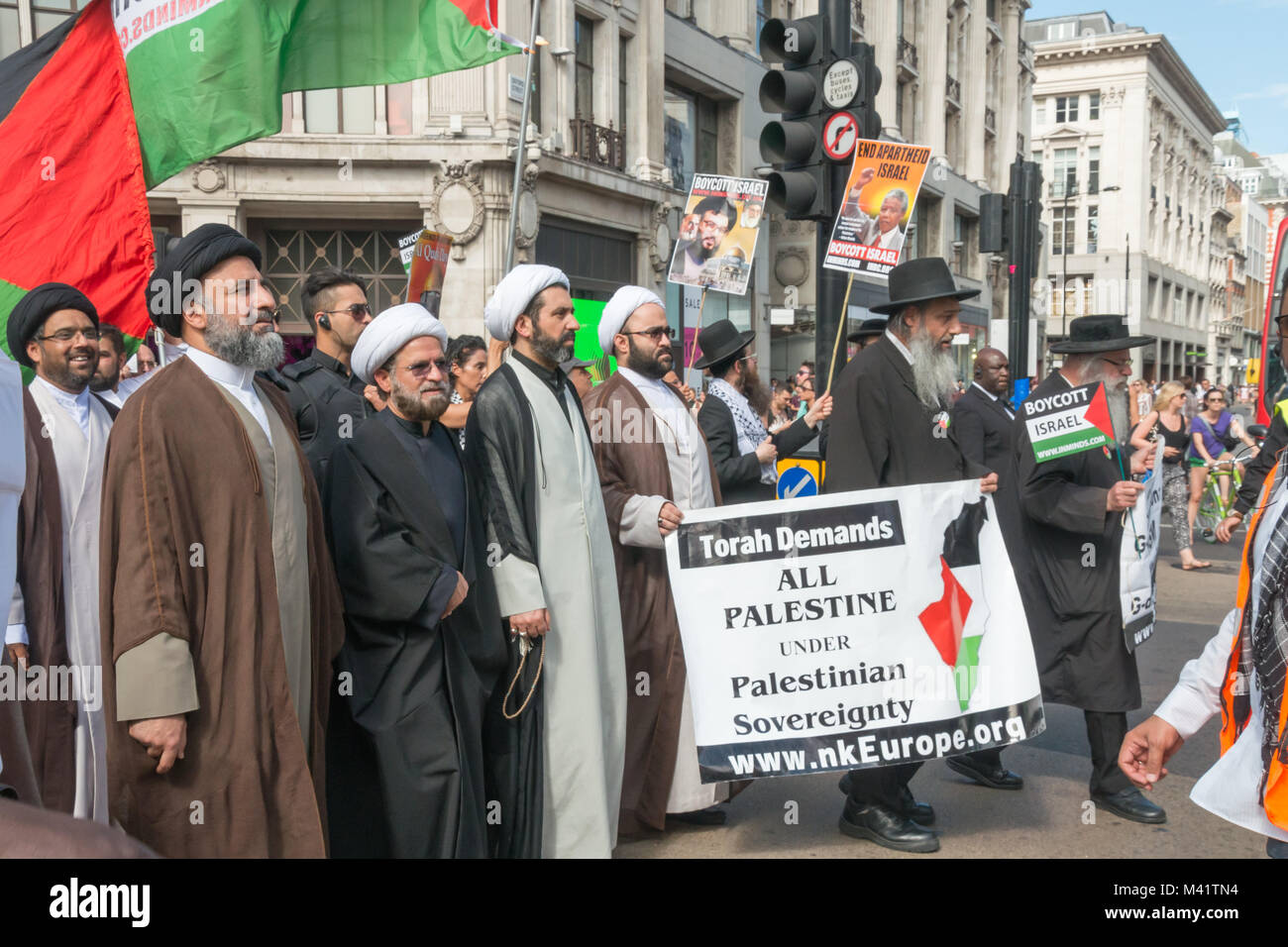 A Oxford Circus alla parte anteriore del marzo, e l'Imam e un Neturei Karta rabbi portano un poster "Torah richiede tutta la Palestina sotto la sovranità palestinese". Foto Stock