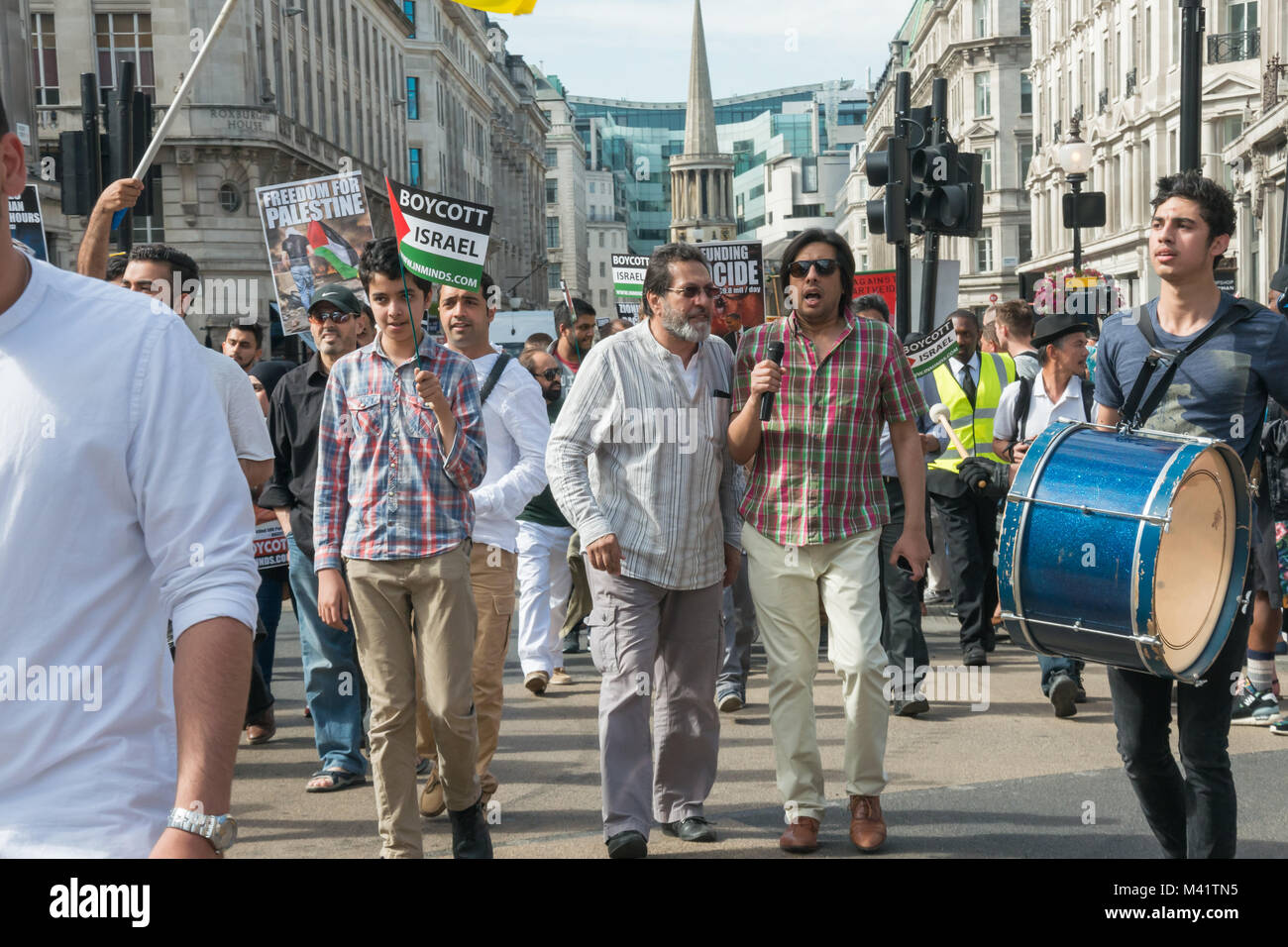 L'uomo con il microfono conduce il canto sul Al Quds giorno marzo a Londra, con un numero di altoparlanti sparsi a intervalli lungo di esso. Foto Stock