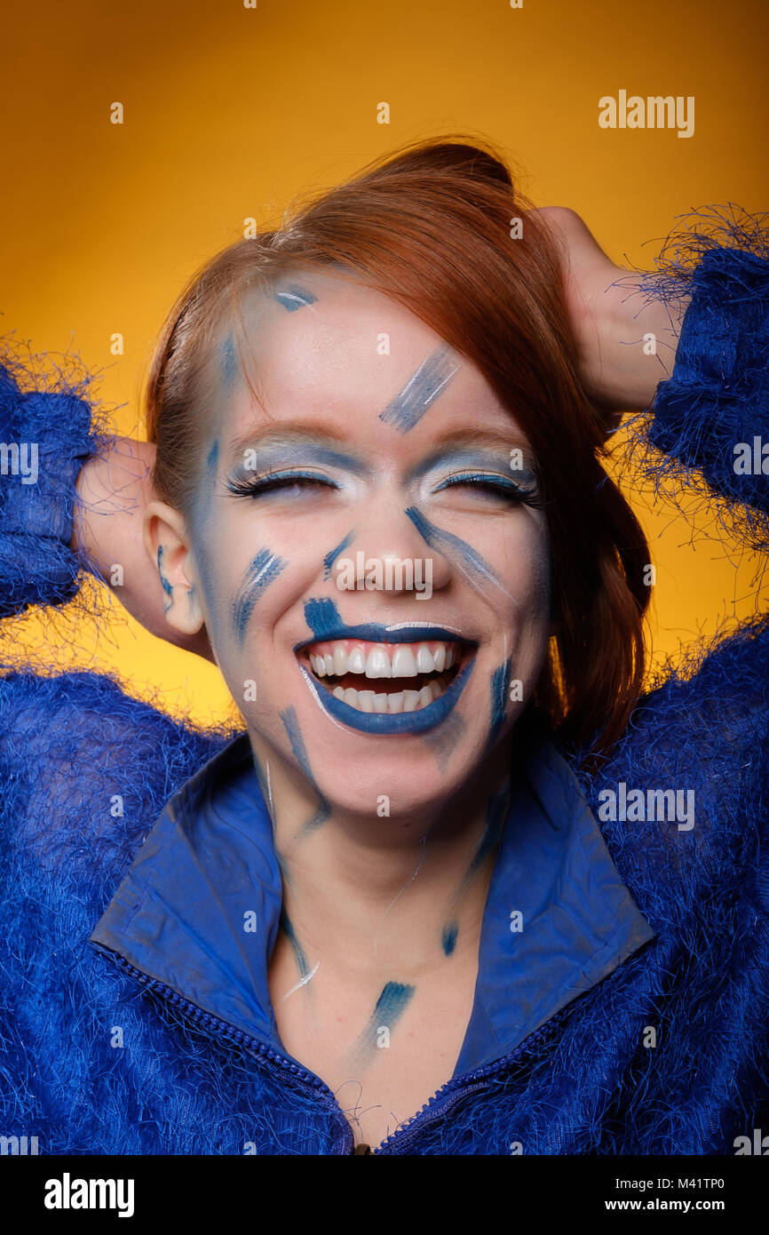 Felice, piuttosto, redheaded, giovane donna con crazy make-up sorridente Foto Stock