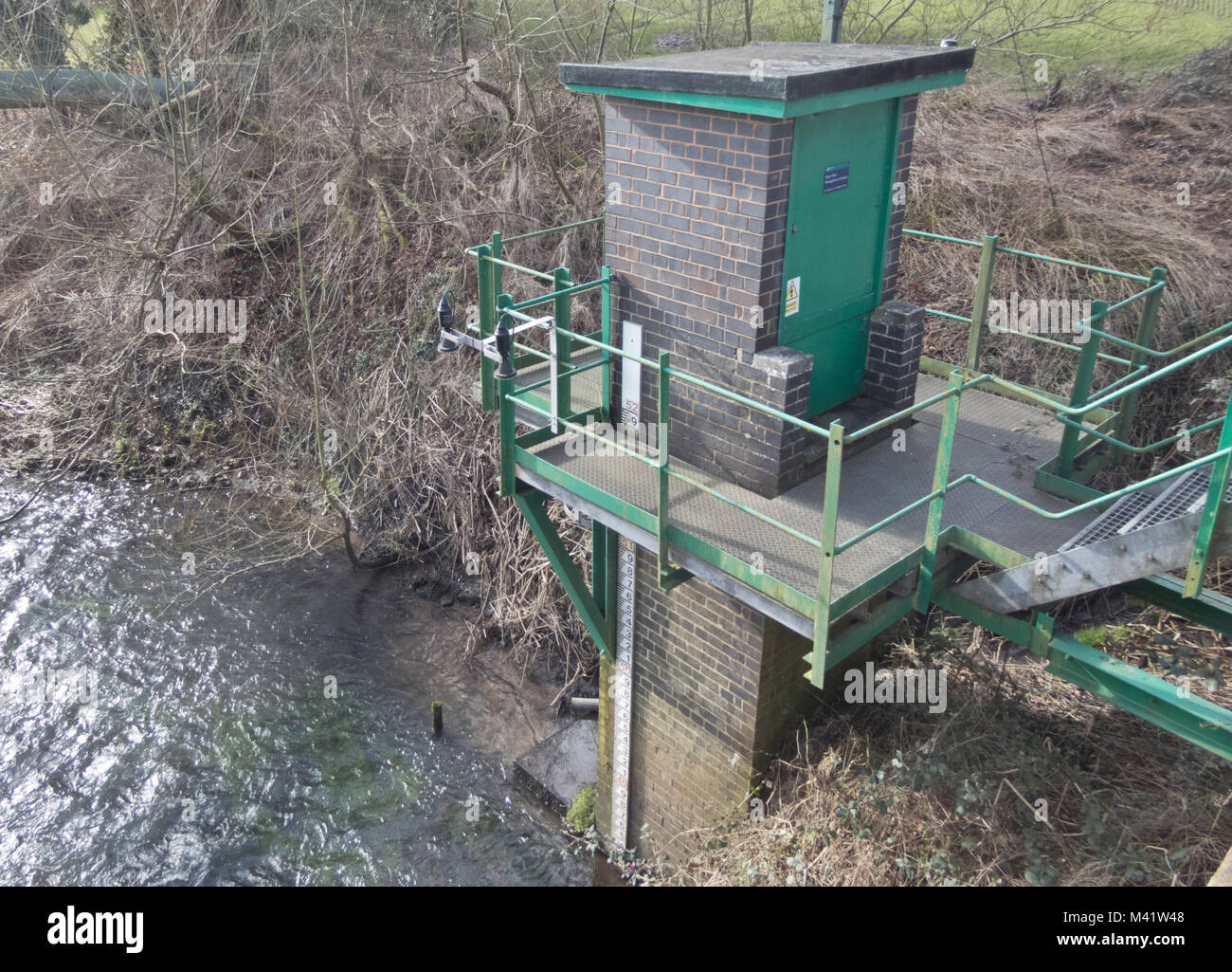 Flusso di fiume stazione di gestione, Fiume Stour, Stourton, South Staffordshire, Inghilterra, Regno Unito nel mese di febbraio Foto Stock