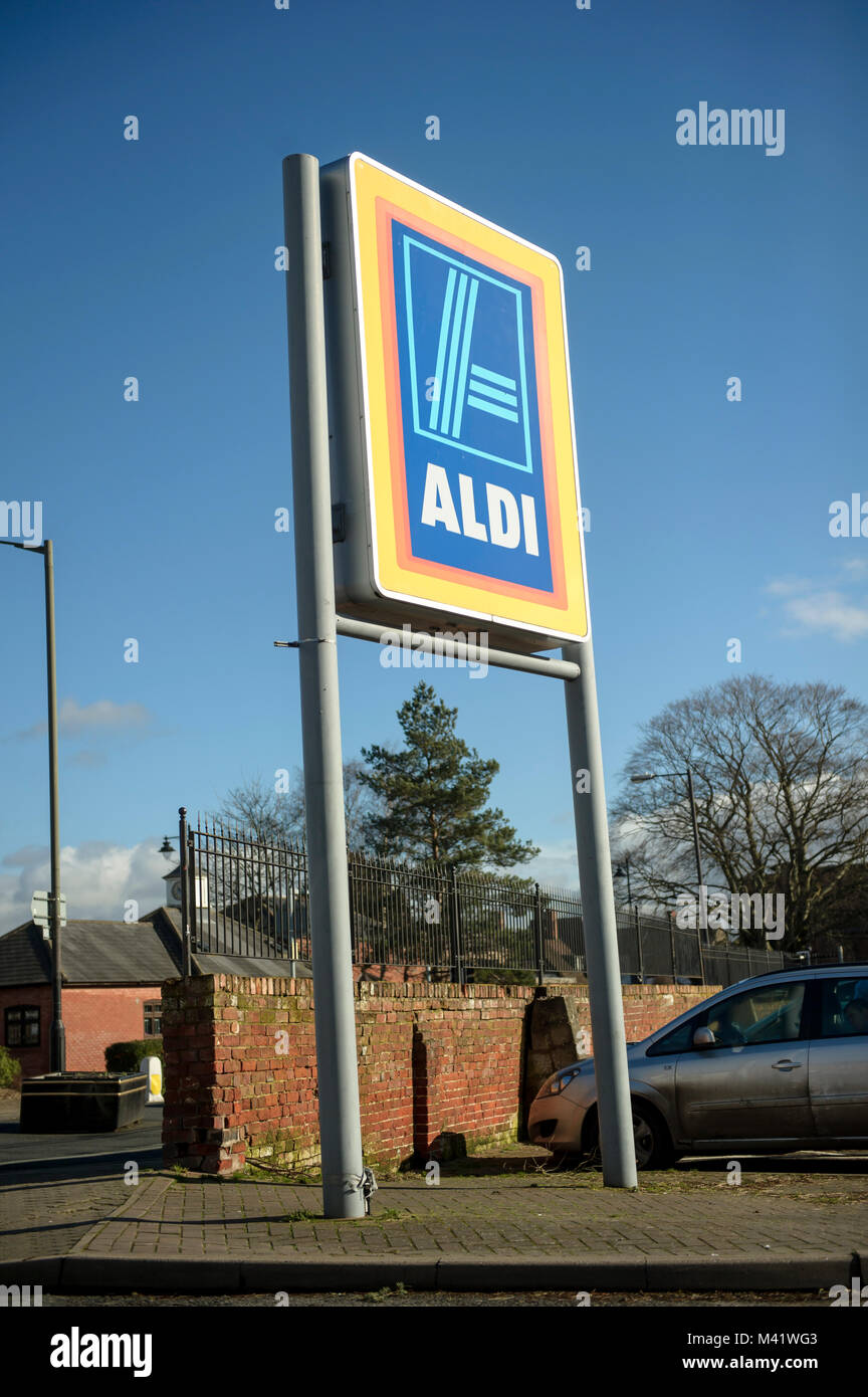 Negozio alimentare Aldi con segno in Leominster Regno Unito. Negozio di fronte. Foto Stock