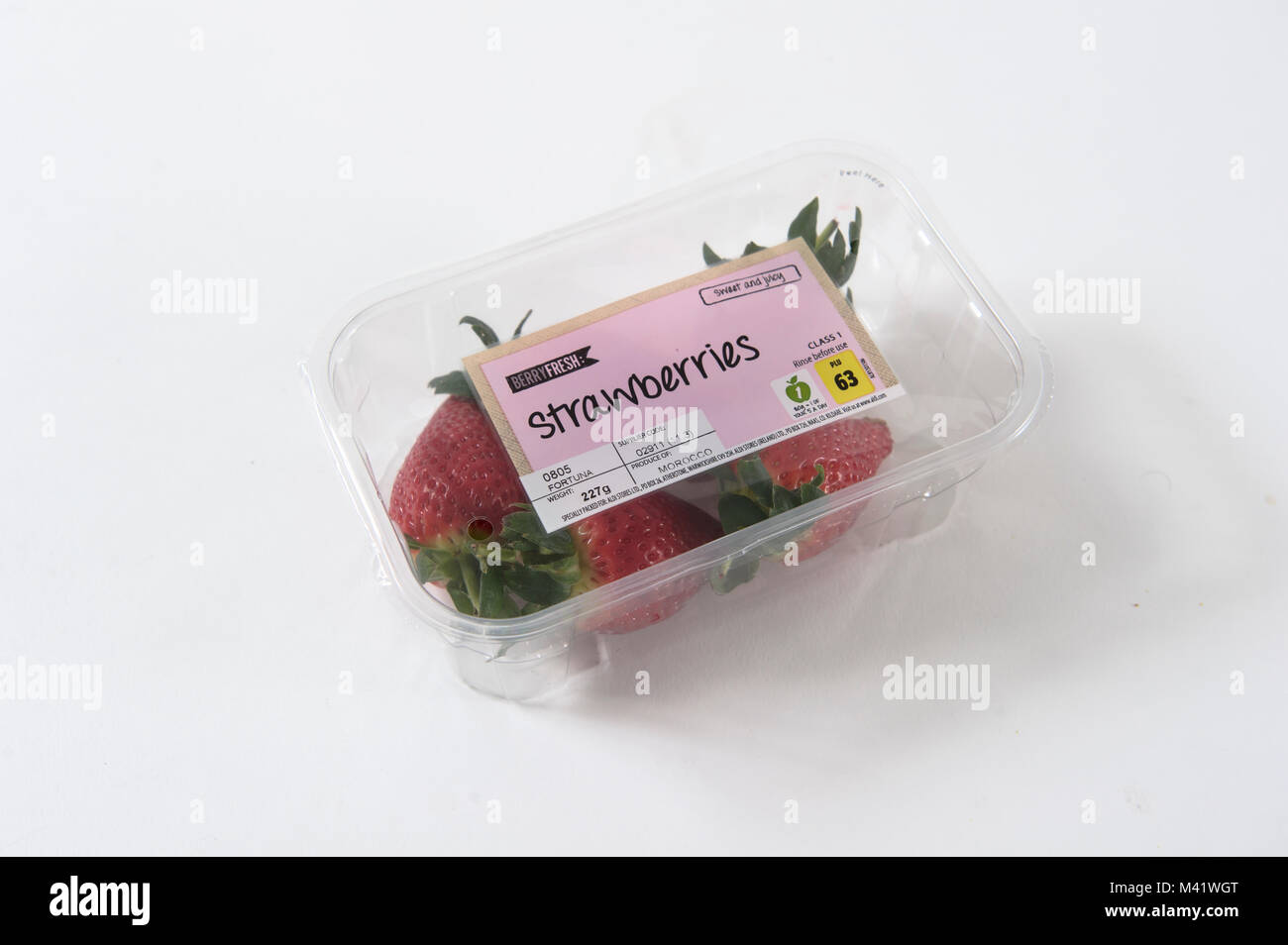Supermercato Aldi le fragole in un recipiente di plastica Foto Stock