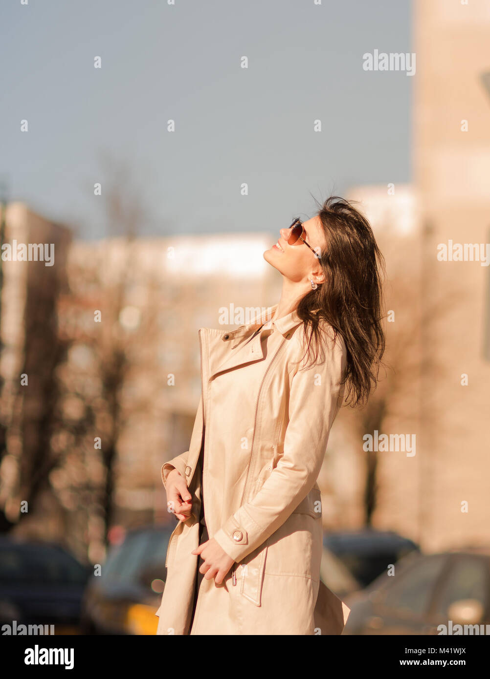 Fiducioso business donna sullo sfondo della grande città Foto Stock