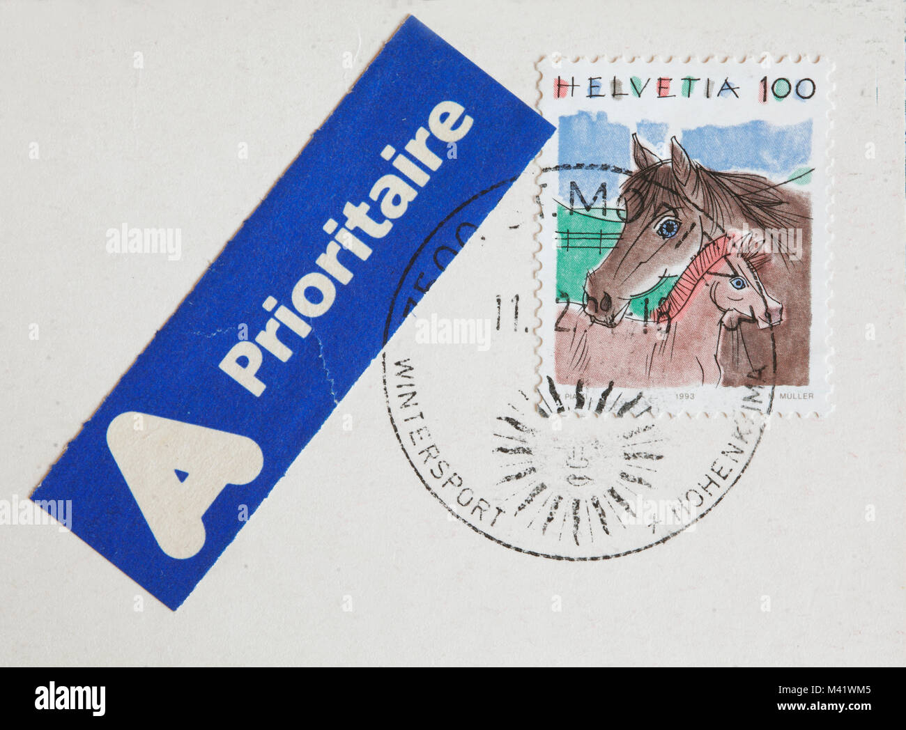 Un adesivo Prioritaire con il vecchio timbro da Svizzera e farà fede il timbro postale di Saint Moritz su una cartolina Foto Stock
