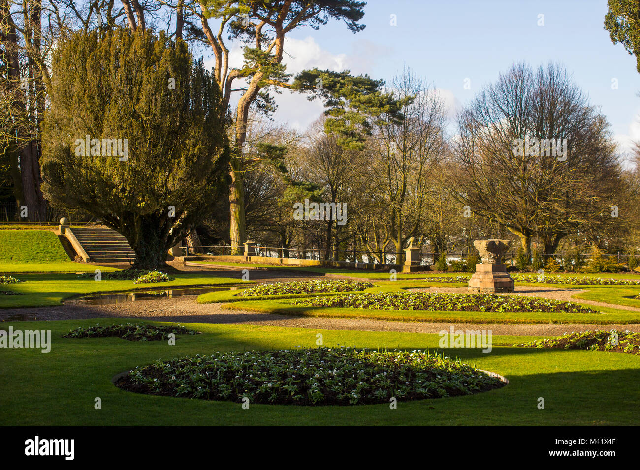 I giardini formali e schema di impianto nel parco del municipio di Bangor County Down in Irlanda del Nord per un luminoso fine inverno mattina Foto Stock