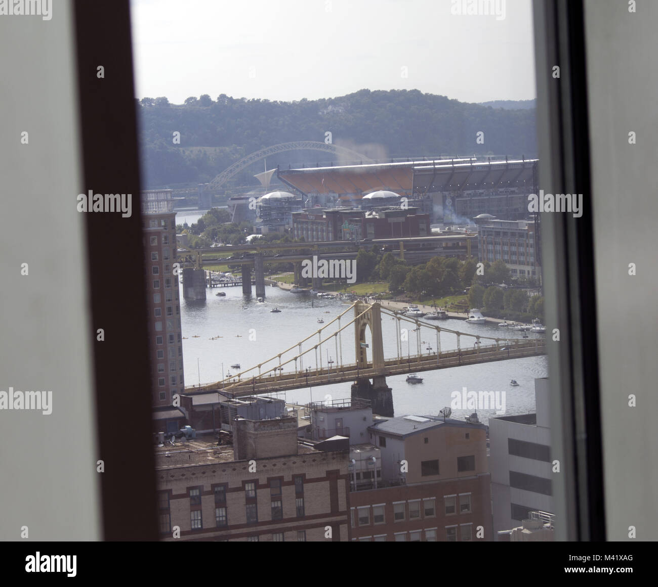 Vista di una città attraverso una finestra. Foto Stock