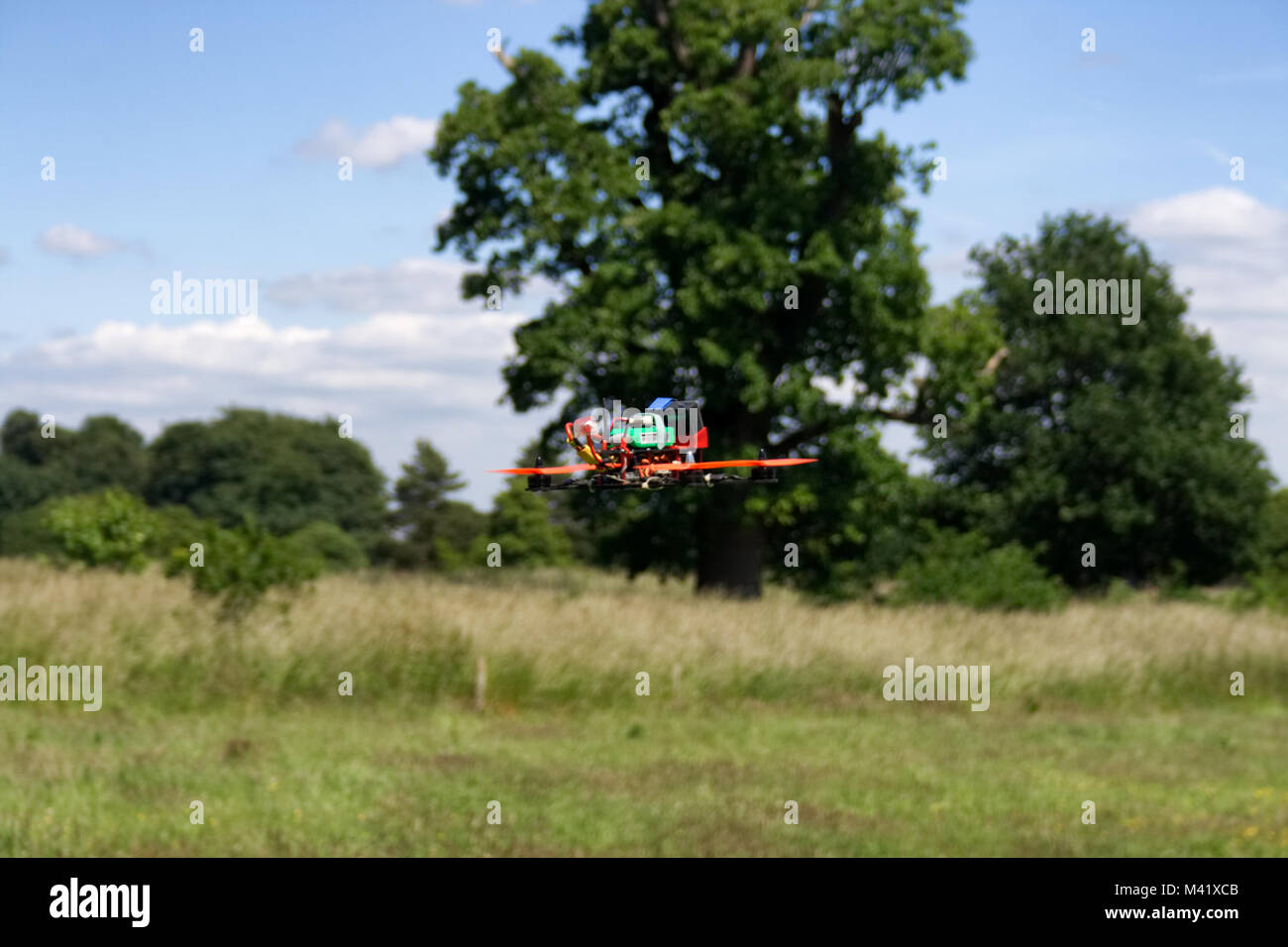 Una mano costruito Racing Drone in volo vicino a Bristol, Inghilterra Foto Stock