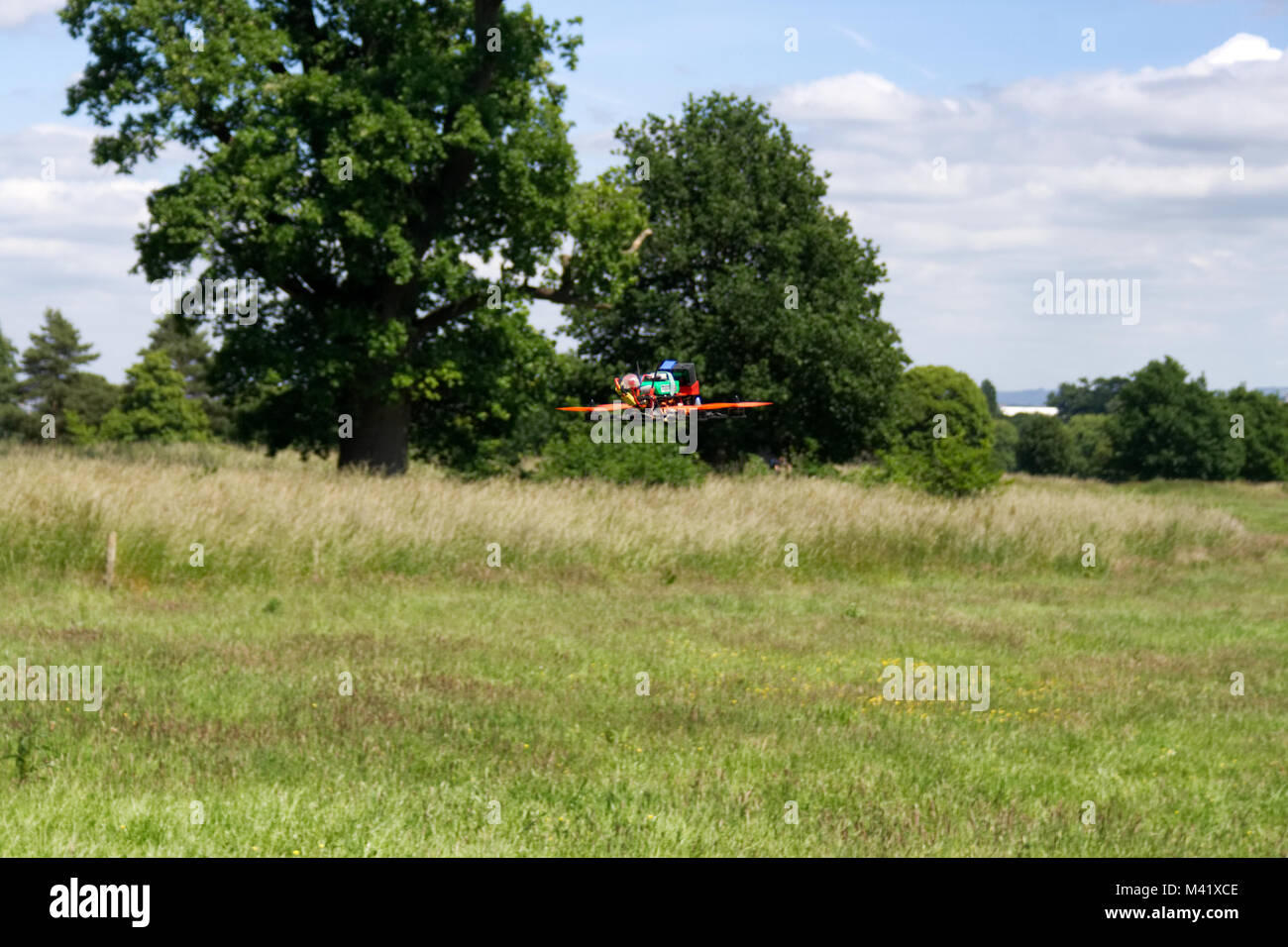 Una mano costruito Racing Drone in volo vicino a Bristol, Inghilterra Foto Stock