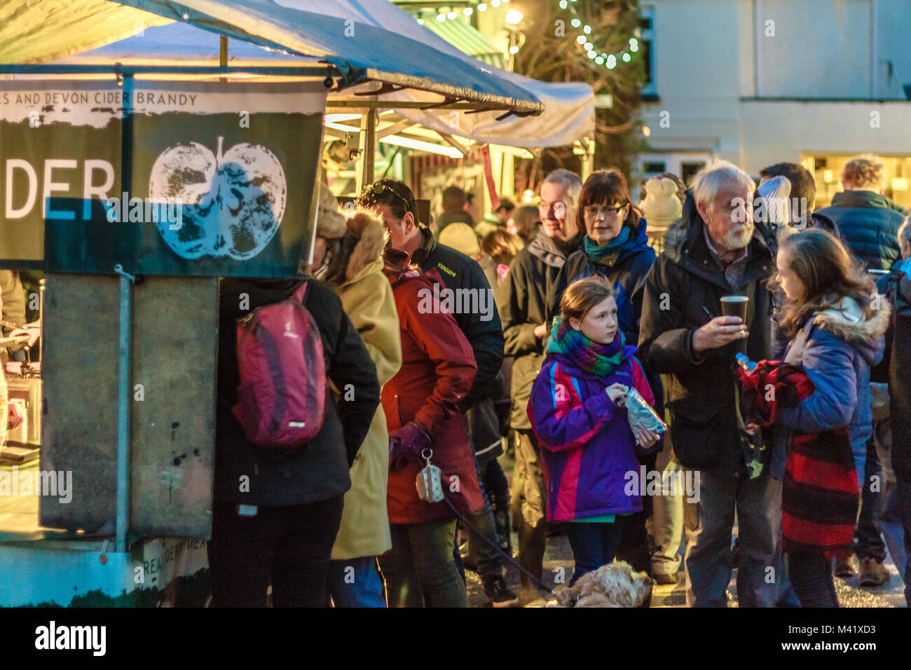 Persone con bicchieri di sidro mulled accanto a un sidro barra di stallo a wassail, tradizionale winter festival di apple. Stoke Gabriel, Devon, Regno Unito. Gennaio 2018. Foto Stock