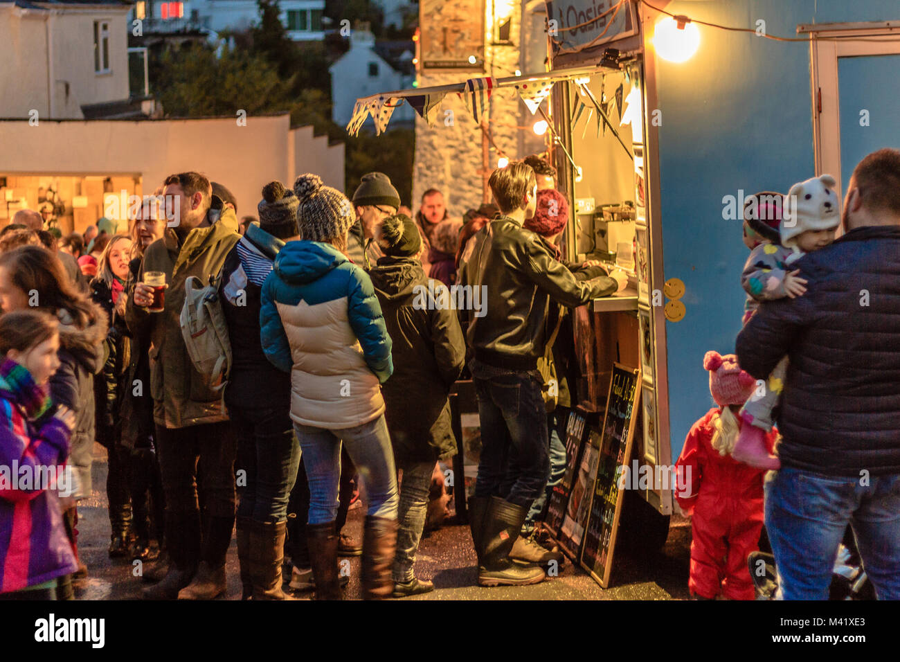 La folla in strada a wassail, tradizionale winter festival di apple. Stoke Gabriel, Devon, Regno Unito. Gennaio 2018. Foto Stock