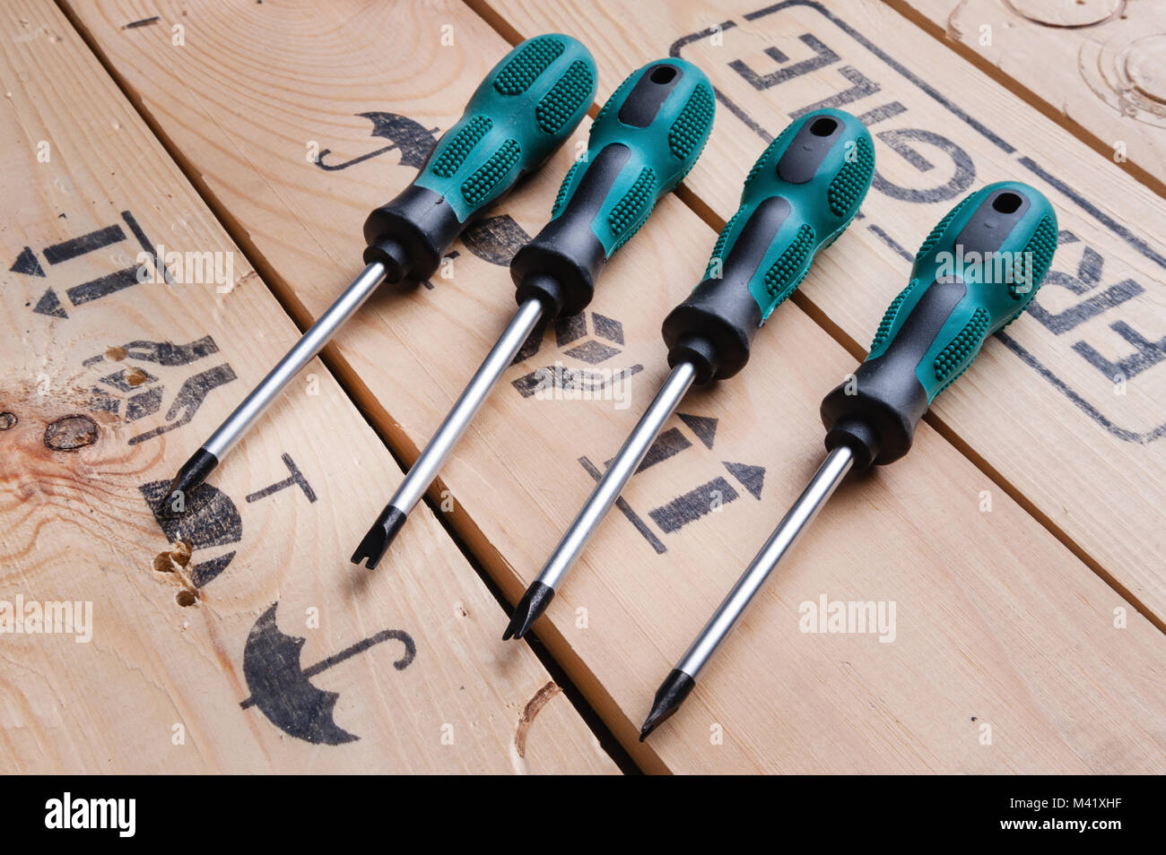 Set di cacciaviti con un dielettrico maniglia su un di legno indietro Foto Stock