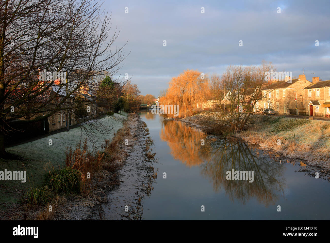 Gelo invernale; fiume Welland ponte di pietra; sprofondamento St James; Lincolnshire; Inghilterra; Regno Unito Foto Stock