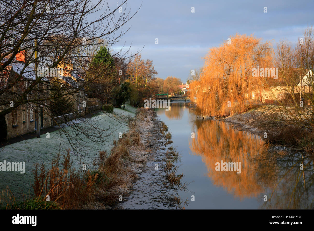 Gelo invernale; fiume Welland ponte di pietra; sprofondamento St James; Lincolnshire; Inghilterra; Regno Unito Foto Stock