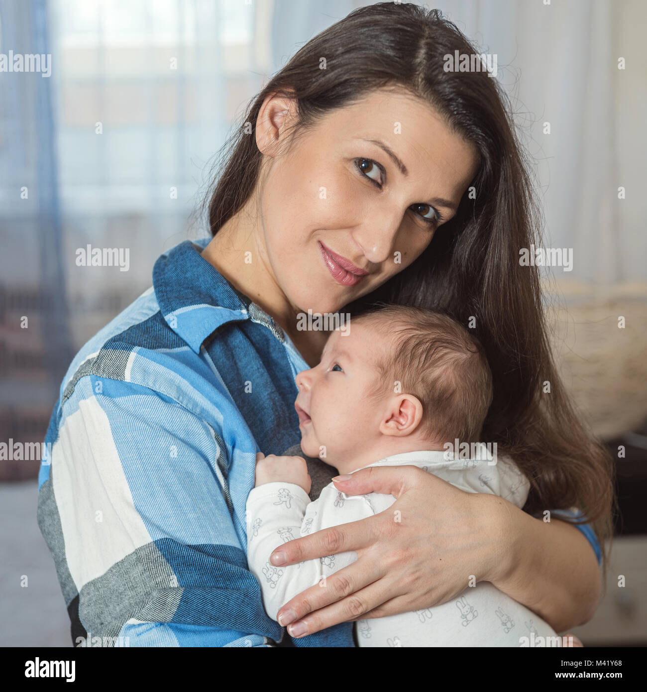 Ritratto di una famiglia felice. Una donna con un neonato Foto Stock