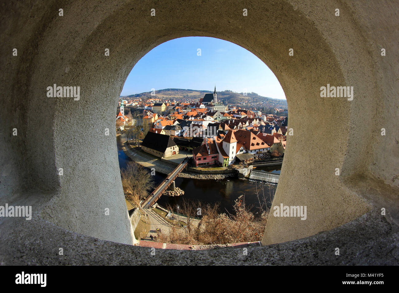 Agli inizi della primavera vista dell'Unesco storica città di Český Krumlov nella Repubblica Ceca. È possibile vedere il centro storico intorno al fiume. Foto Stock