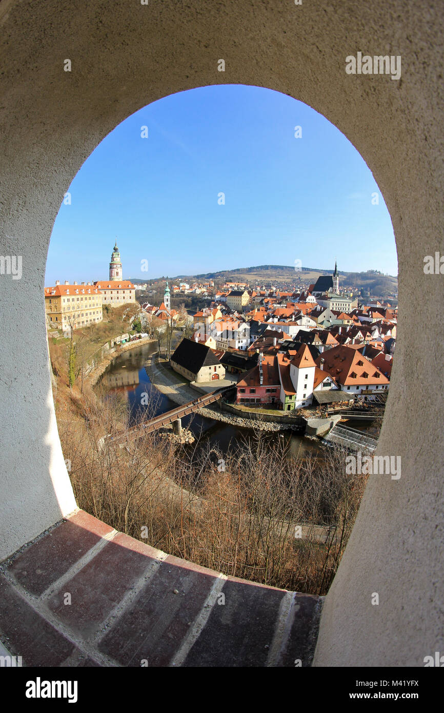 Agli inizi della primavera vista dell'Unesco storica città di Český Krumlov nella Repubblica Ceca. È possibile vedere il centro storico intorno al fiume. Foto Stock