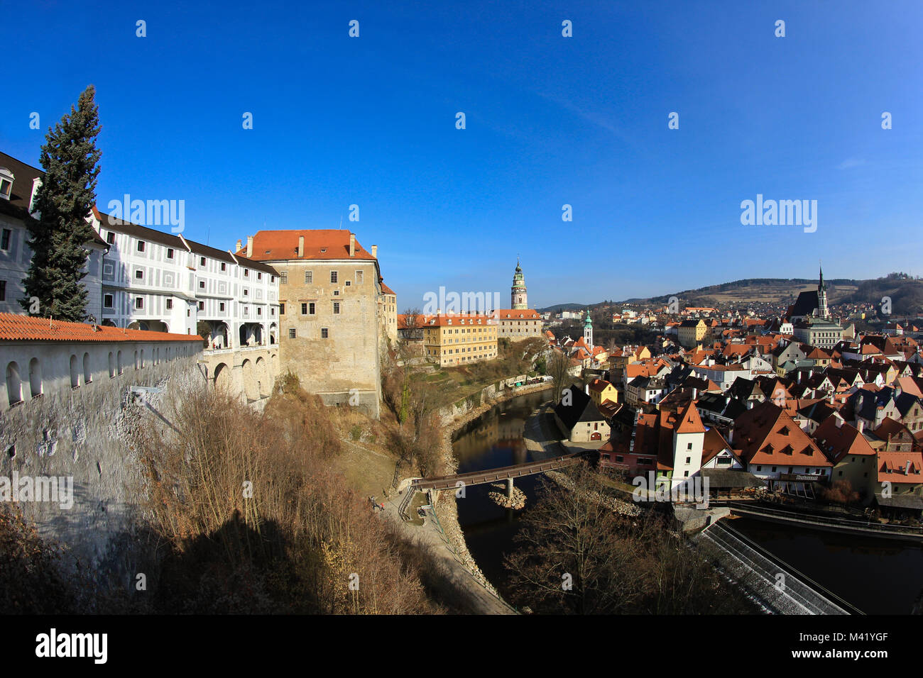 Agli inizi della primavera vista dell'Unesco storica città di Český Krumlov nella Repubblica Ceca. È possibile vedere il centro storico intorno al fiume. Foto Stock