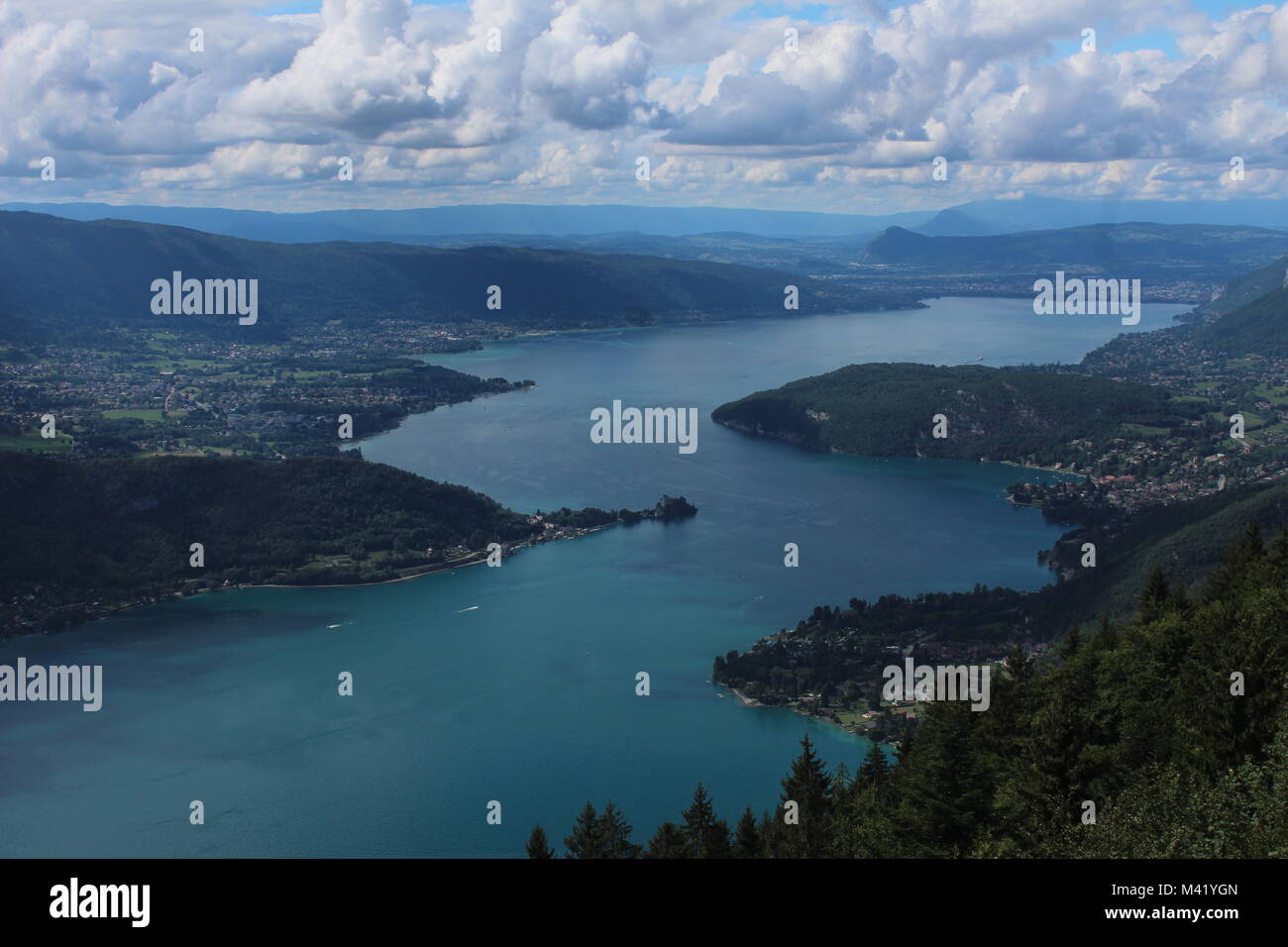 Una veduta del lago di Annecy nelle Alpi francesi Foto Stock