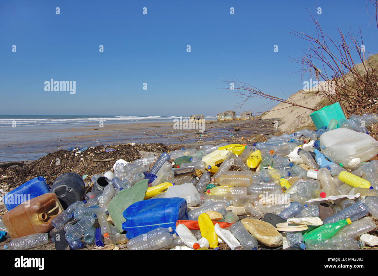 Garbage, plastica e rifiuti sulla spiaggia dopo le tempeste invernali. Foto Stock