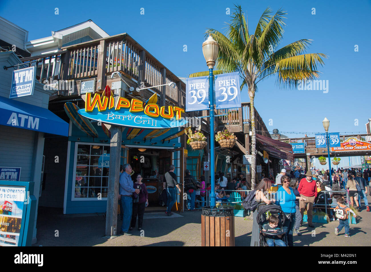 San Francisco, CA - Febbraio 03: una popolare destinazione turistica a Pier 39, Wipeout Bar e Grill Foto Stock