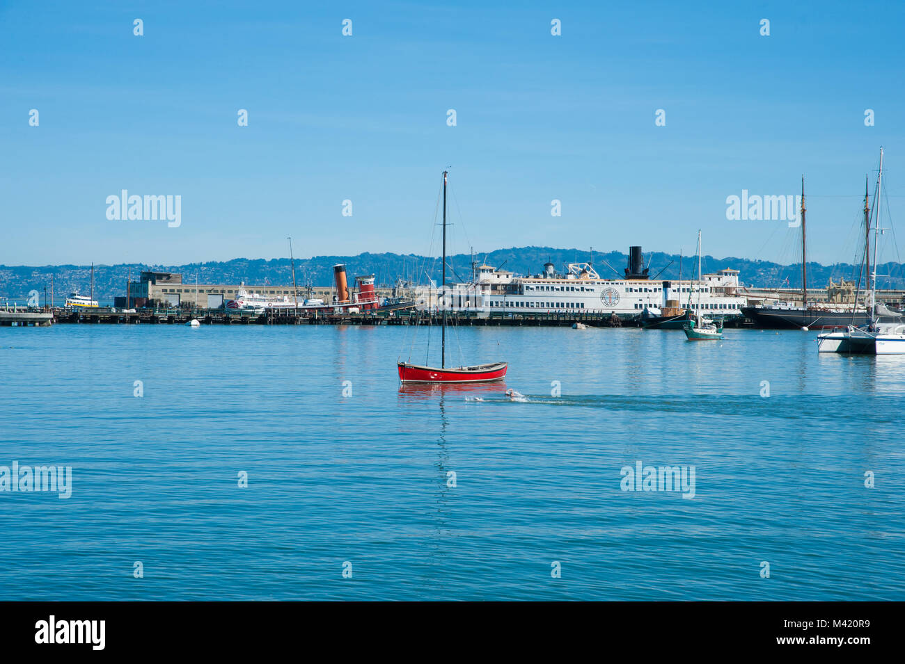 San Francisco, CA - Febbraio 03: nuotatori Nuoto nel parco acquatico di cose in San Francisco Maritime National Historical Park in San Francisco Bay Foto Stock