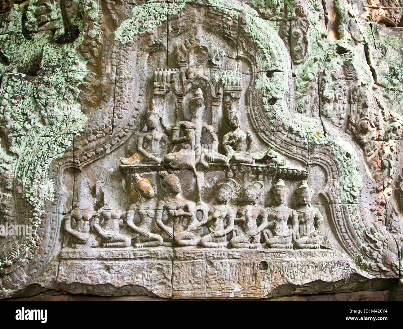 Antiche sculture su parete di Prasat Ta Prum tempio in Siem Reap, Cambogia. Foto Stock