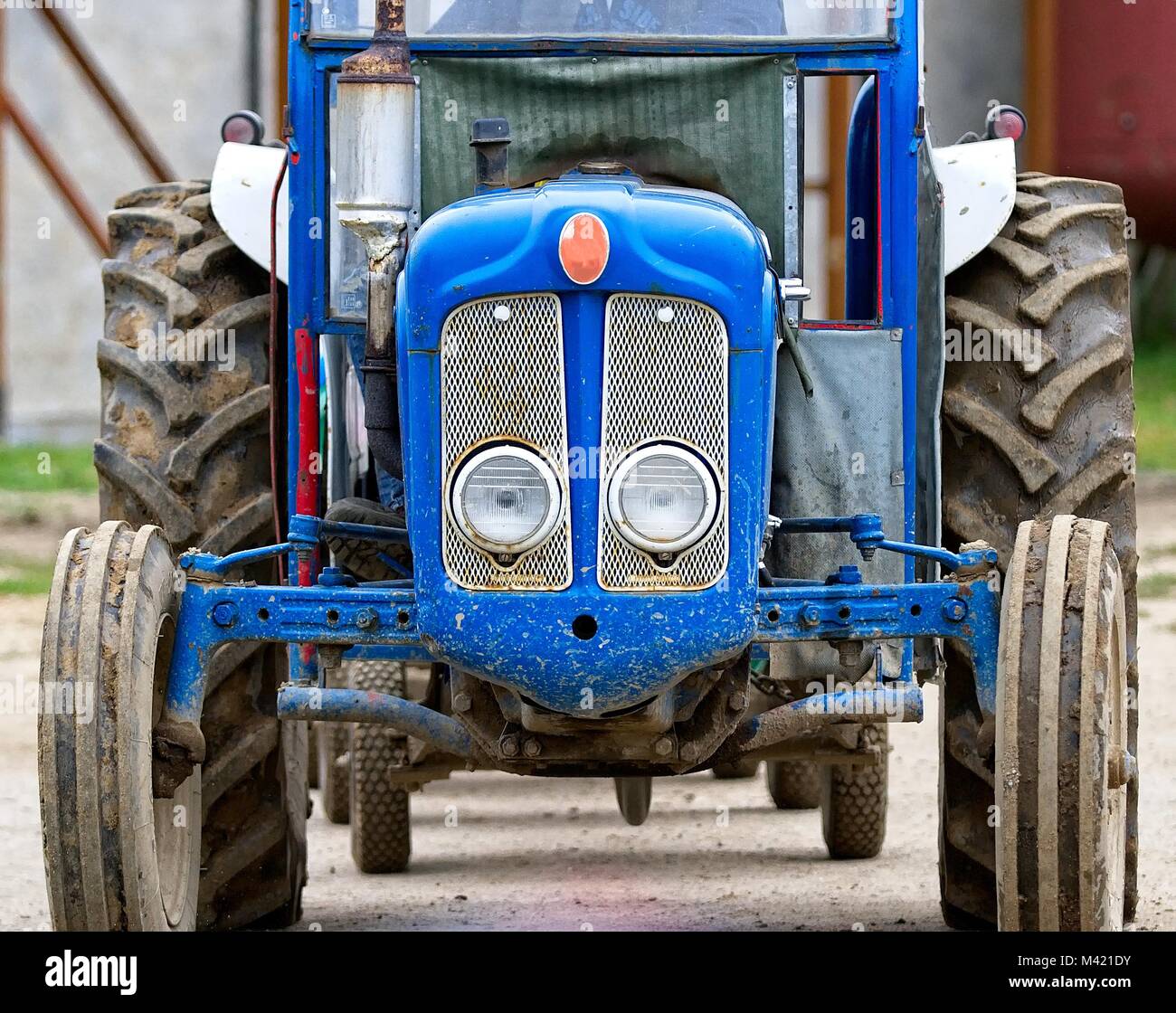 Vintage trattore blu colpo alla testa. Fari anteriori e la griglia. Foto Stock