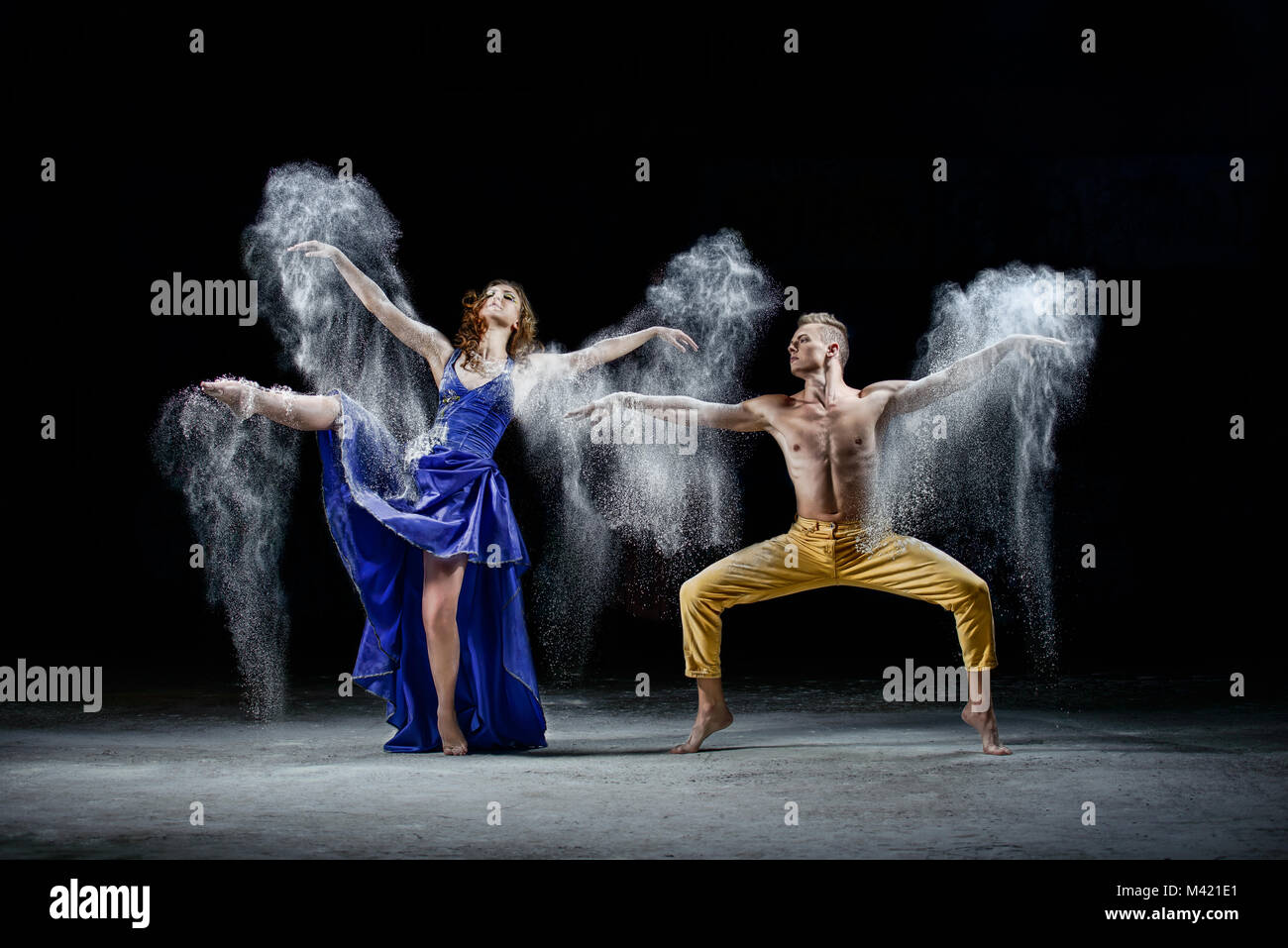 Le danze di coppia nelle tenebre, fare polvere bianca nuvola nel movimento di ballo. Foto Stock