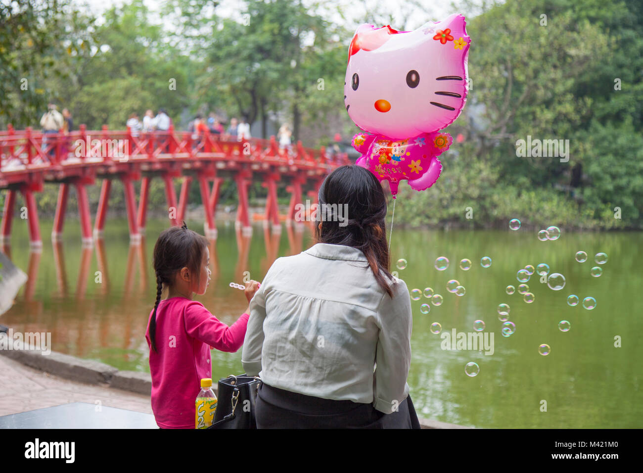 Il Lago Hoan Kiem con elegante ponte rosso nel vecchio quartiere Hanoi, Vietnam Foto Stock
