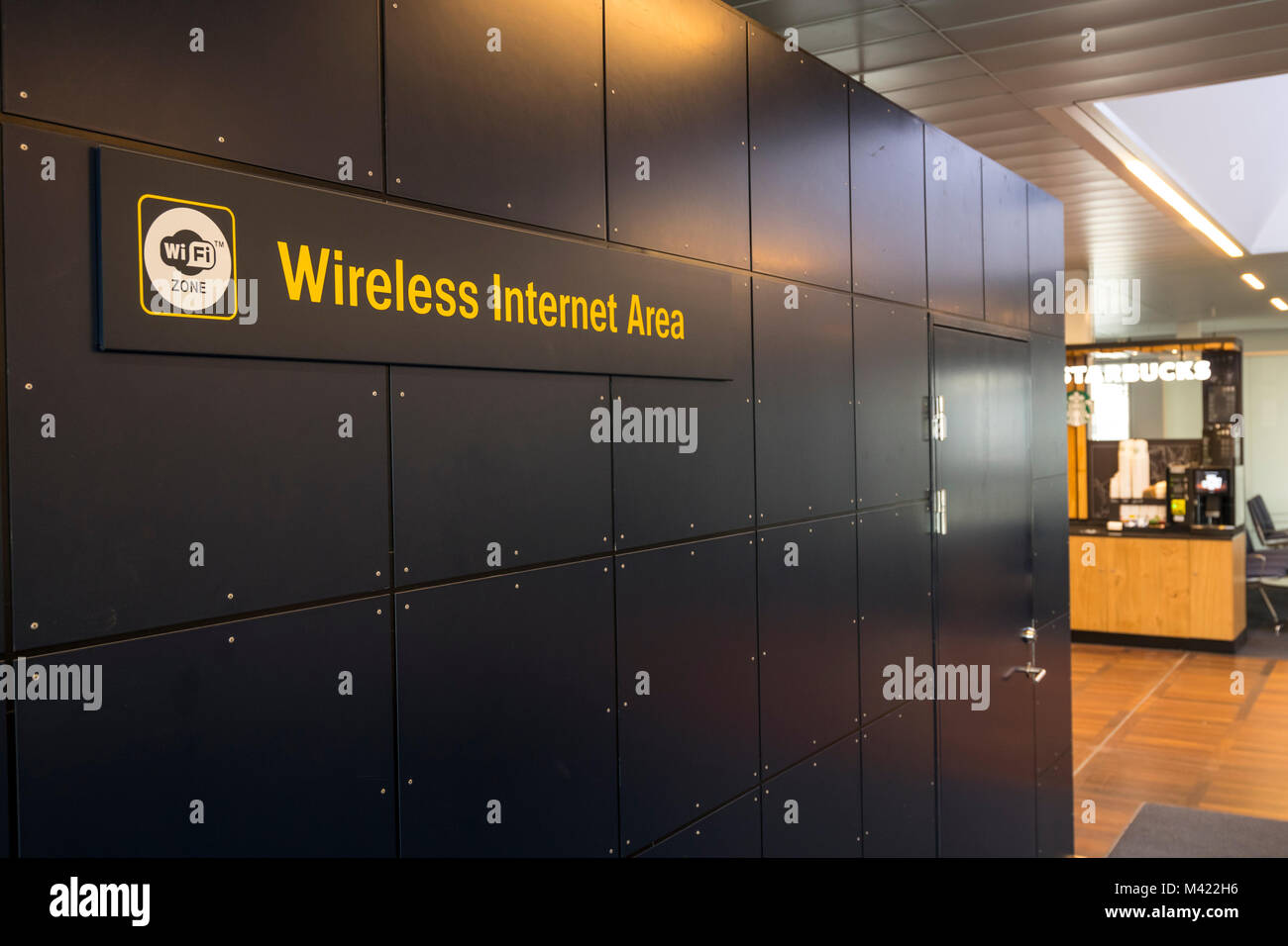 Segno per area con accesso wireless a internet in Københavns lufthavn Foto Stock