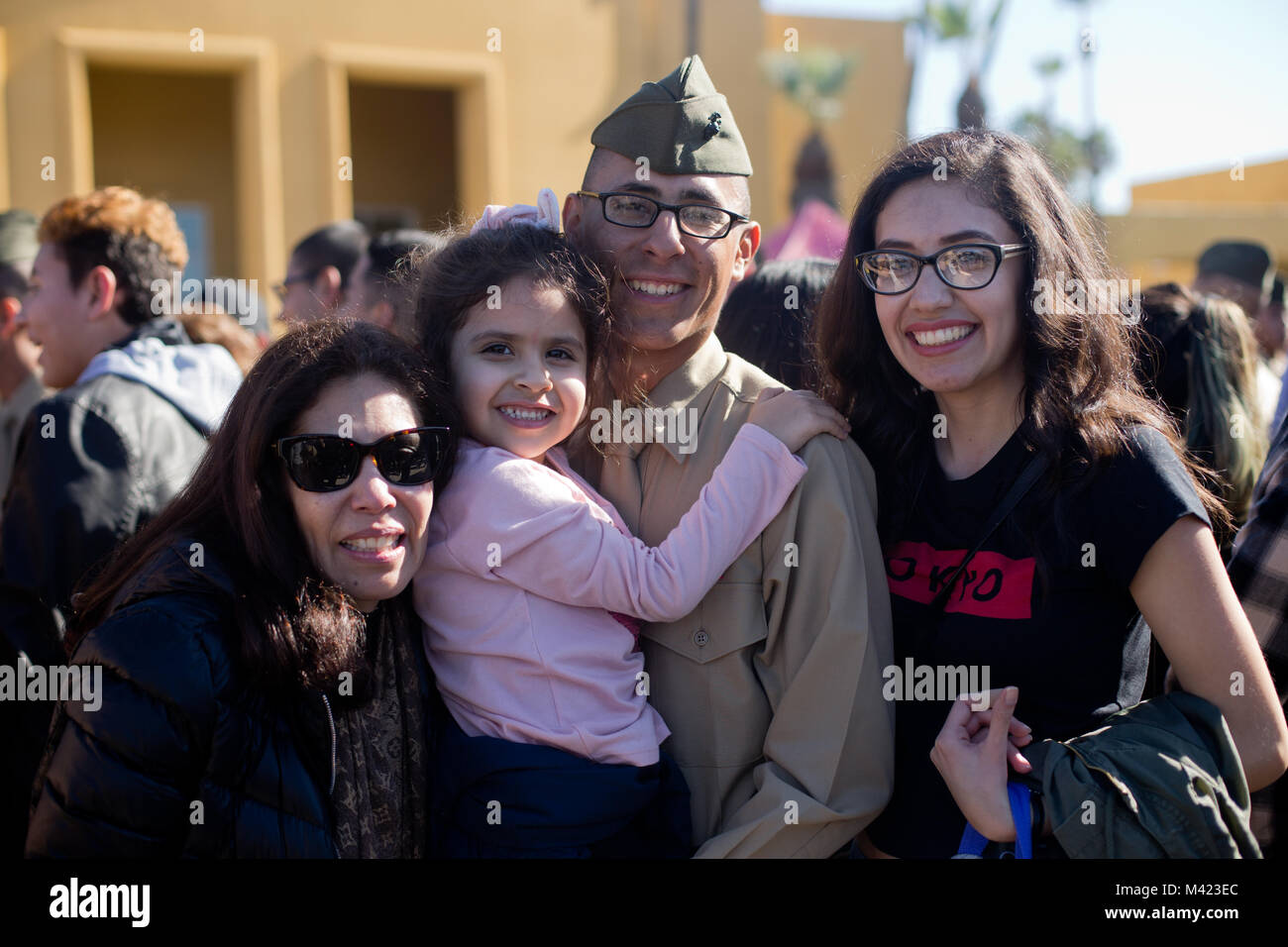 La nuova Marines della società Eco, 2a reclutare battaglione di formazione, riunirsi con i loro cari durante la giornata della famiglia al Marine Corps reclutare deposito a San Diego, oggi. Dopo quasi tredici settimane di formazione, i marines della società Eco sarà ufficialmente laureato di reclutamento di formazione di domani. Foto Stock