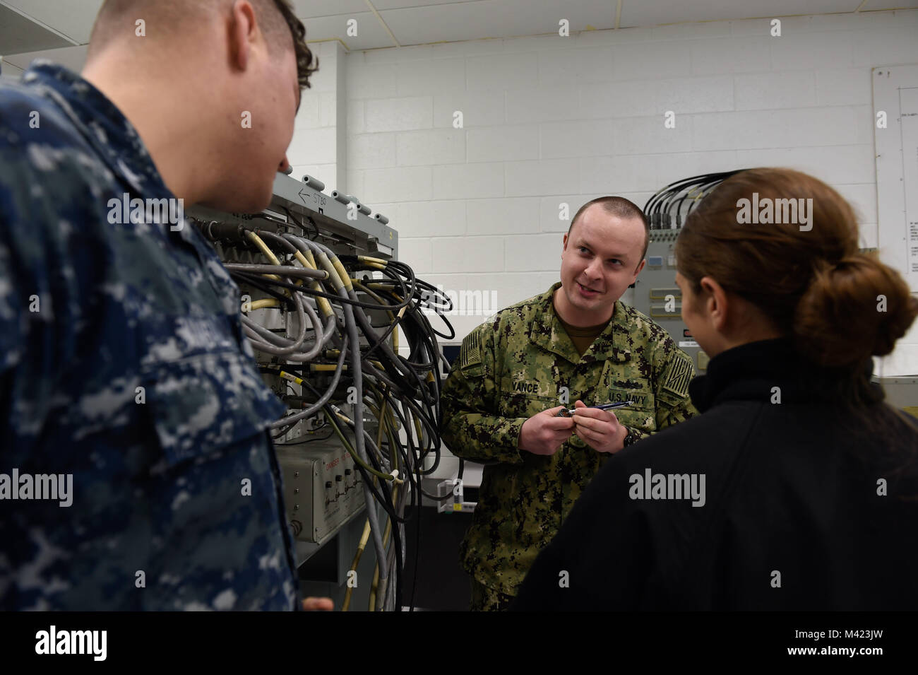 180208-N-FI568-027 PENSACOLA, Fla. (feb. 8, 2018) Cryptologic tecnico (tecnico) 1a classe Jared Vance, nativo di Columbus, Ohio, insegna agli studenti a eseguire i controlli di continuità elettrica su un/SLQ-32 antenna come parte di un/SLQ-32(V)6 Antenna Corso di manutenzione in Information Warfare comando formazione Corry Station. (U.S. Foto di Marina di Massa lo specialista di comunicazione 2a classe Taylor L. Jackson/rilasciato) Foto Stock