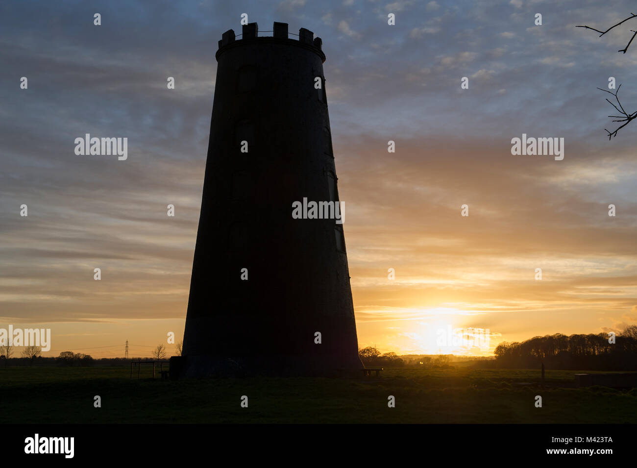 Il mulino di nero al tramonto di Beverley Westwood al di fuori del mercato comune di Beverley in East Yorkshire Foto Stock