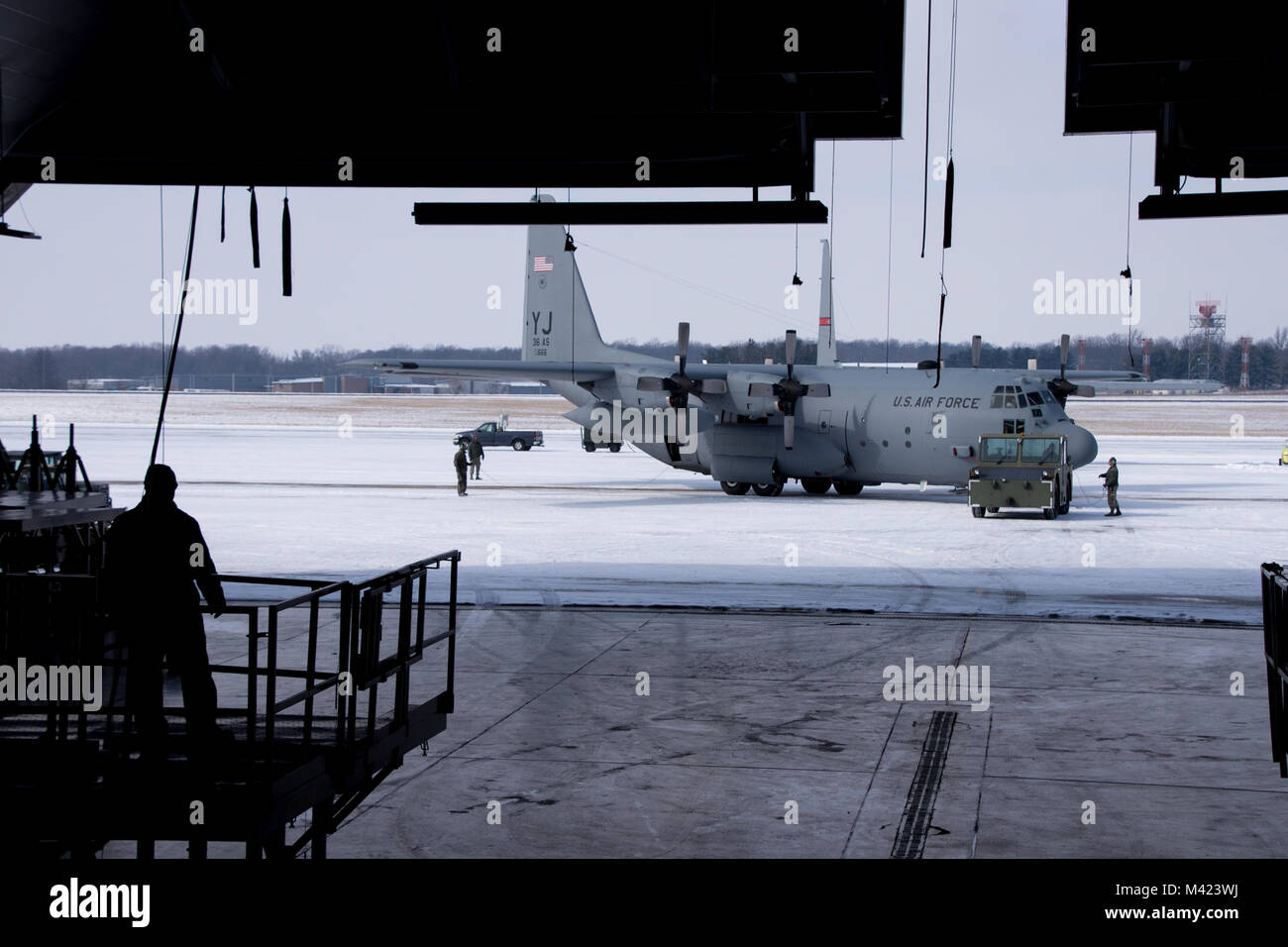 Avieri guida a C-130H Hercules nell'hangar per iniziare un ispezione isocrone del recentemente acquisiti aeromobili, febbraio 08, 2018 presso il 179th Airlift Wing, Mansfield, Ohio. La coda 666 è stato recentemente trasferito dal Yakota Airbase, Giappone, e riceverà il Mansfield e marcature di coda durante il processo di ISO che è una valutazione completa dell'intero aeromobile per assicurarne la corretta funzionalità e disponibilità di missione. (U.S. Air National Guard foto di Tech. Sgt. Joe HarwoodReleased) Foto Stock